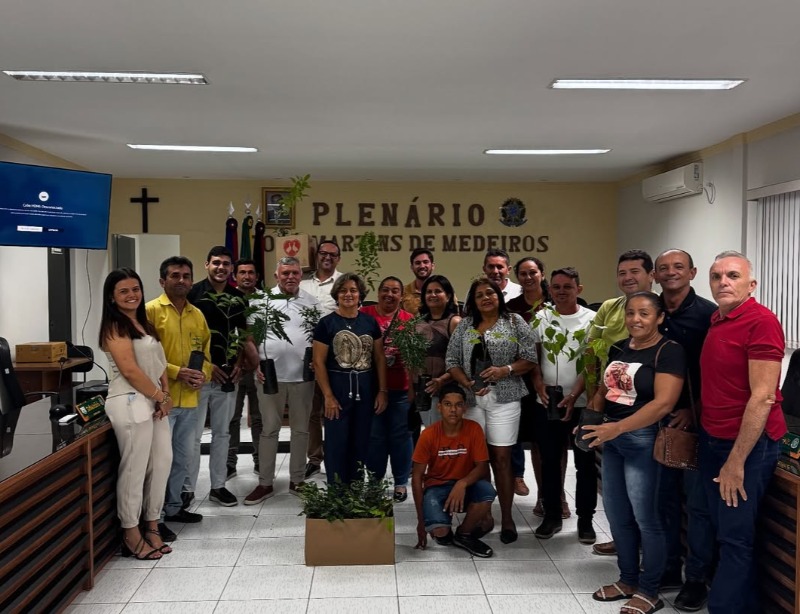 Semana do Meio Ambiente: Prefeitura de Várzea distribui mudas de árvores e promove palestras educativas