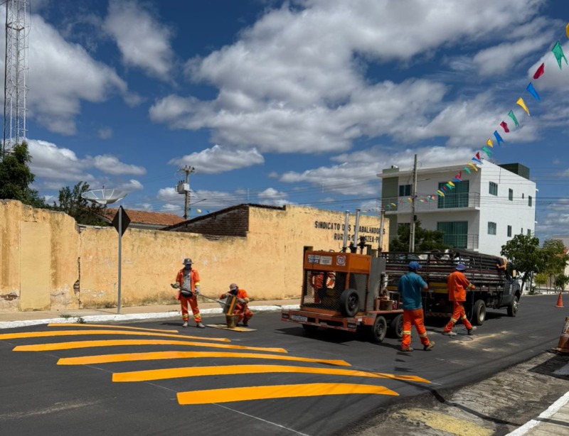 Novas ruas asfaltadas comeam a receber sinalizao horizontal em Vrzea
