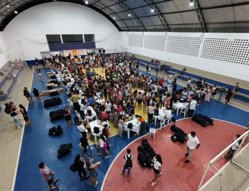 Secretaria de Educa��o realiza entrega de kits escolares e novos fardamentos para alunos e professores�