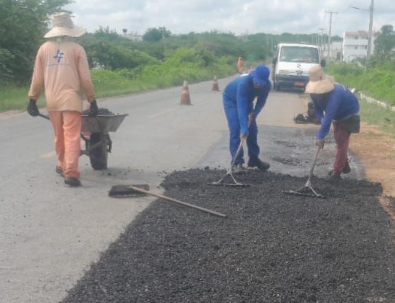Parceria entre Prefeitura de V�rzea e Governo da Para�ba garante execu��o do servi�o de tapa-buracos na PB-233