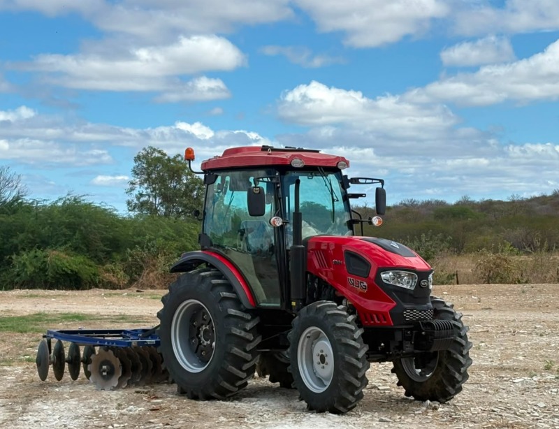 Prefeitura de V�rzea adquire novo trator com recursos pr�prios e refor�a investimento para incentivar o desenvolvimento rural