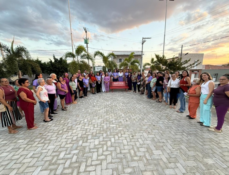 Prefeitura de V�rzea instala primeiro banco vermelho em Pra�a P�blica como s�mbolo de combate � viol�ncia contra a mulher